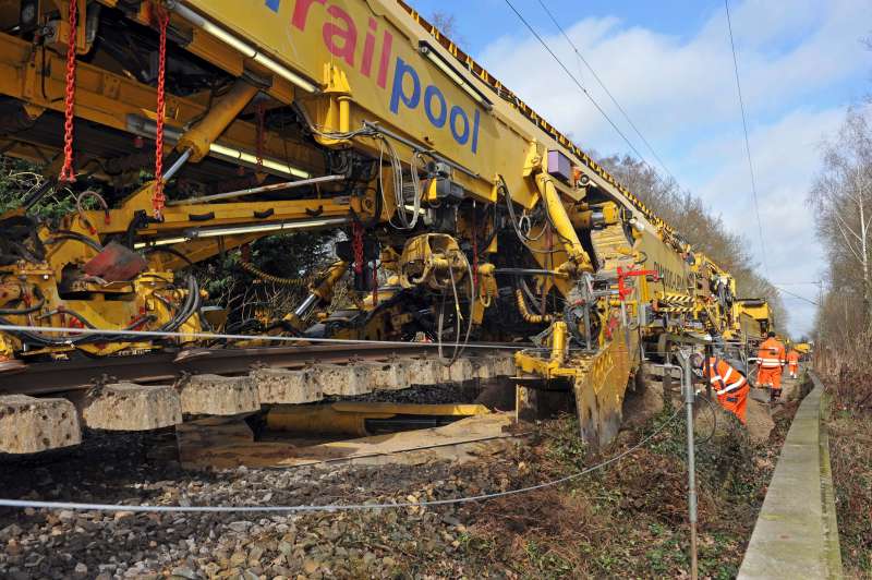 PM 1000 URM: the excavation chain removes ballast and intermediate layers under the lifted track panel to the specified excavation depth.