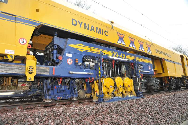 09-4X Dynamic Tamping Express: Top speed and maximum efficiency - the 4-sleeper tamping satellite during work. 