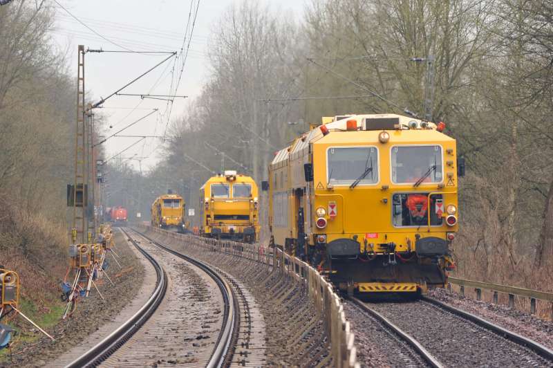 09-4X Dynamic Tamping Express, EM-SAT 120 and BDS 2000 attend to the final geometry of the renewed track.