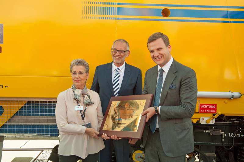 At InnoTrans 2016, we presented Krebs Gleisbau AG with the first continuous action universal tamping machine with hybrid drive: (from left to right) Renate Krebs, Klaus Schleider (both with Krebs Gleisbau AG) and Johannes Max-Theurer.