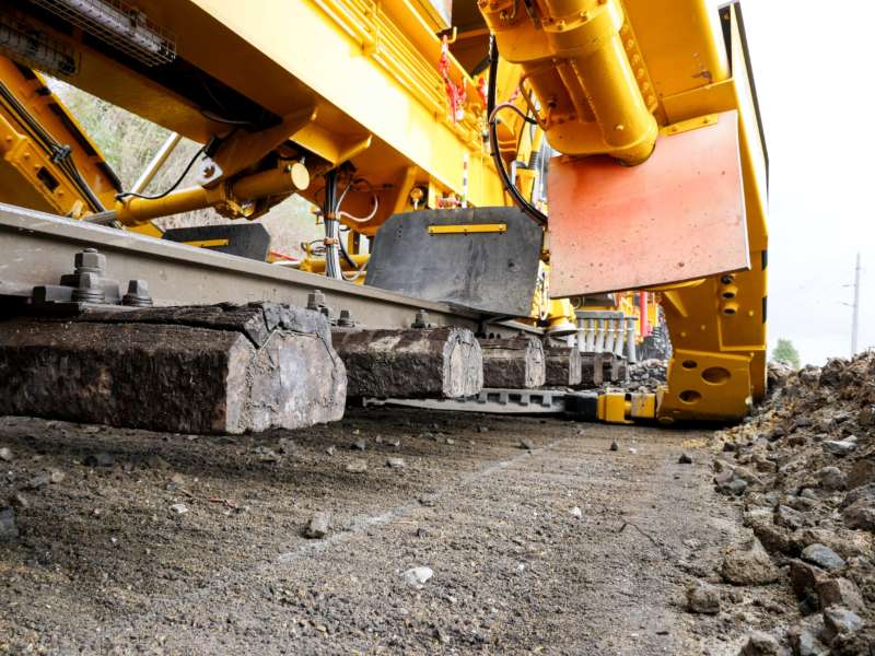 The total excavation of the ballast material reached a depth of about 50 cm