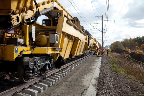 One of the advantages of the on-track renewal method: the track under repair is used as a working and transporting path resulting in fewer emissions during transportation