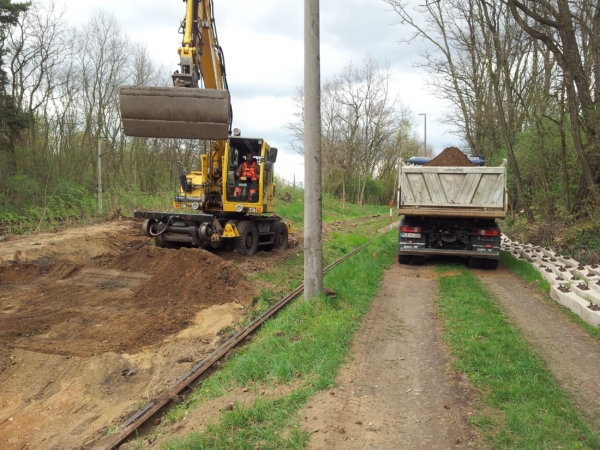 The off-track method causes significant increases in noise, dust, dirt and wear on the infrastructure in the vicinity of the work site and the transportation route