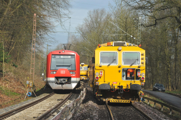 Während auf dem Baugleis Dynamic Stopfexpress 09-4X, EM-Sat 120 und BDS 2000 für die endgültige Lage des sanierten Gleises sorgen, läuft nebenan der Betrieb der S-Bahn ungehindert weiter.