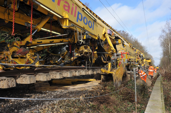 PM 1000 URM: the excavation chain removes ballast and intermediate layers under the lifted track panel to the specified excavation depth.