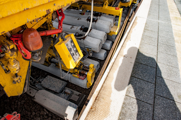 Platform edges pose no obstacle to the continuous action sleeper laying unit of the RU 800 S.