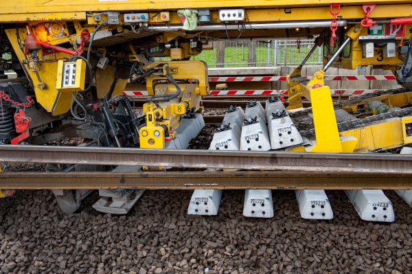 The RU 800 S is laying the new sleepers at the exact intervals required. At the same time, the rails are replaced. 