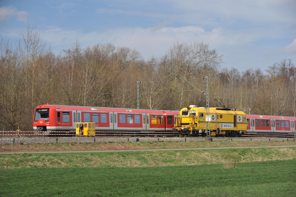 Das Baugleis wird vom Gleis-Vormesswagen EM-Sat 120 vermessen, auf den anderen Gleis läuft der S-Bahn-Betrieb.