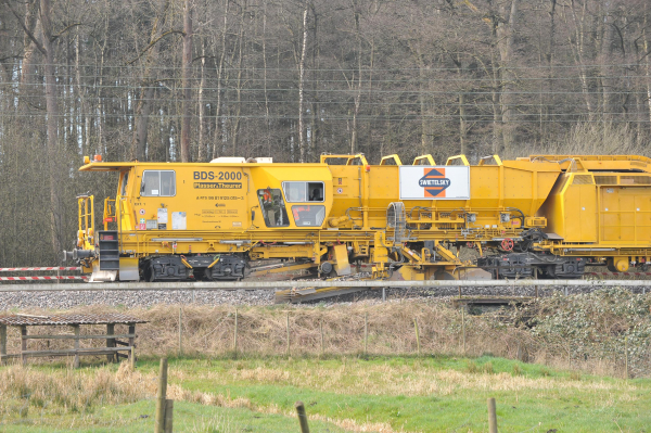 The BDS 2000 picks up surplus ballast from the ballast shoulders, stores it in the integrated hopper and returns it to the track wherever required.
