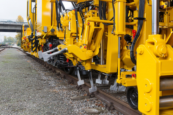 Universal tamping unit with eight tamping tines, tilted in pairs (left)