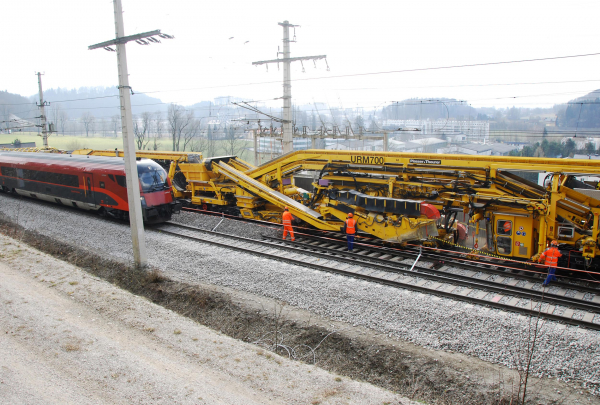 Maintien de la circulation des trains lors de l’intervention de l’URM 700 : la logistique du chantier est assurée sur la voie du chantier.