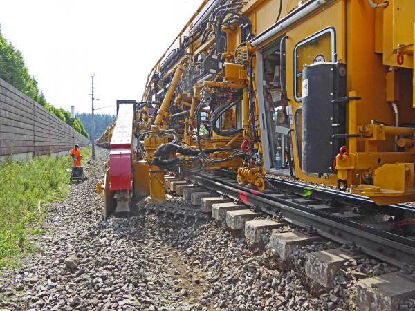 The shoulder excavating units collect the ballast from the sword-shaped excavating chain.