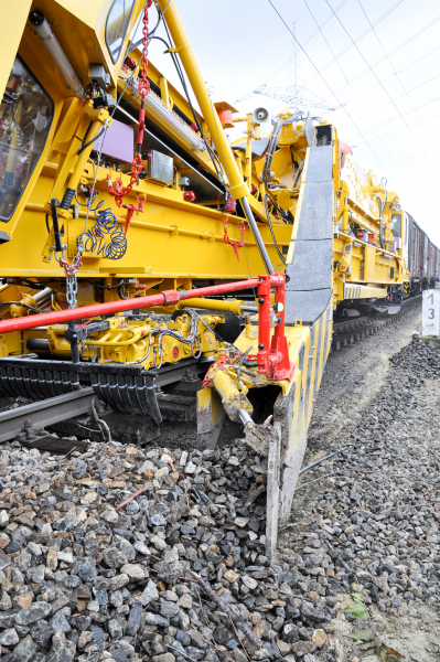 The design of the excavating unit  allows excavating the entire width of the  ballast bed in one pass.