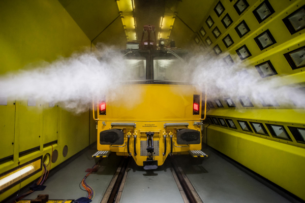 The HTW 100 E³ hybrid motor tower car was put to the test in the Climate Wind Tunnel of Rail Tec Arsenal (RTA).