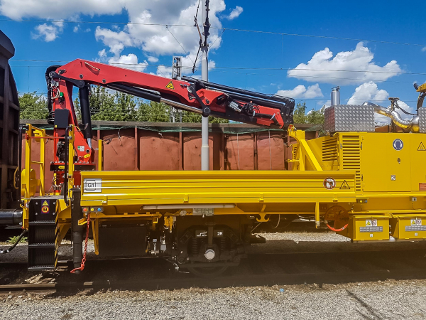 Heavy-load crane and loading platform for material handling