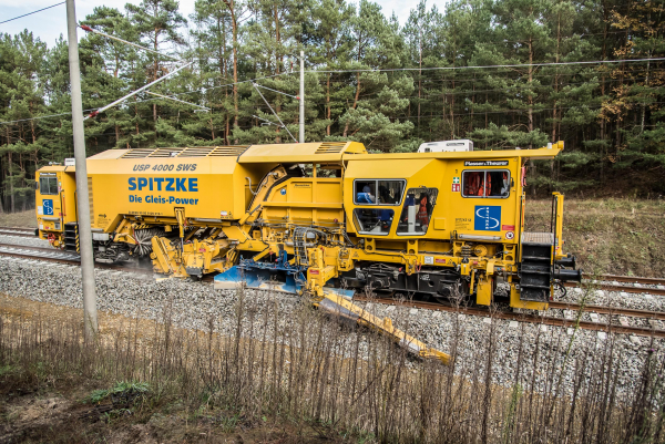 The USP 4000 SWS produces a perfect ballast bed for tracks and turnouts.