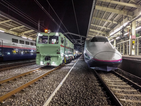 新幹線が運行しない夜の数時間に、APT 1500 RAを搭載したREXS 1200は仕事を開始