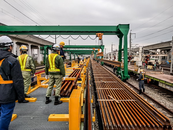 Loading rails onto the rail loading train