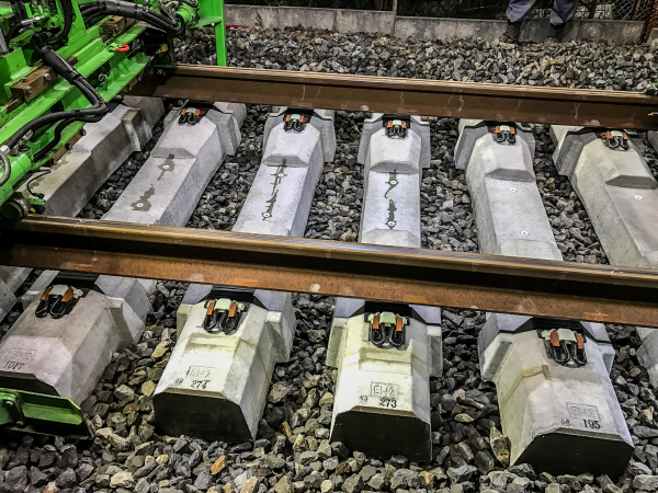 The new sleepers installed by the SES 170 in the West of Japan are significantly larger and, with a weight of 430 kg, heavier than sleepers used in other regions of the world.