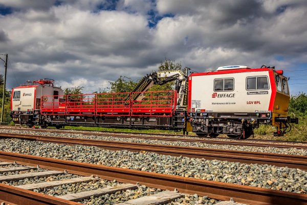 La nouvelle draisine OBW 100 est le nouvel engin de maintenance pour les installations ferroviaire de la ligne TGV.