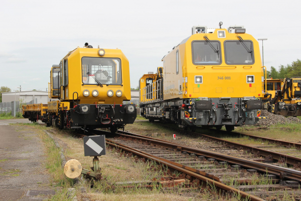 Il nuovo macchinario di lavoro ferroviario della DB Netz (a destra) ed il suo predecessore (anno di costruzione 1996) © DB Netz AG