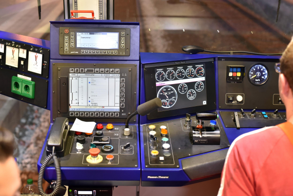 Driving desk with electronic drivers’ timetable sheet (centre)