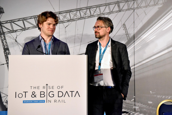 Krzysztof Wilczek (links) und Bernhard Maier präsentierten bei der Konferenz Digitalstrategien im Bahnbau bei Plasser & Theurer.