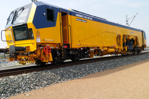 The new Unimat 08-32/4S of ZGOP is a cyclic action 2-sleeper tamping machine for working tracks and turnouts.