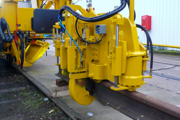 The STRAIT unit is placed on the rail joint.