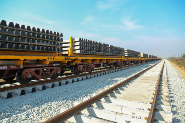 Flachwaggons mit den notwendigen Schwellen und Schienen für den Gleisneubau ergänzen den Bauzug.