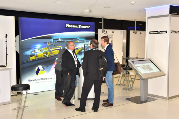 Die Stände von Plasser &Theurer, P&T Connected, Deutsche Plasser und PMC Rail boten Platz für vertiefende Expertengespräche rund um die Infrastruktur-Instandhaltung.