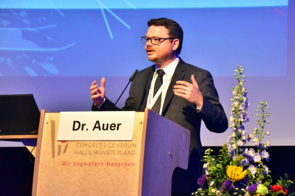 DI Dr. Florian Auer referierte über modernste Messverfahren von Plasser & Theurer im Zusammenhang mit der digitalen Streckenaufnahme.