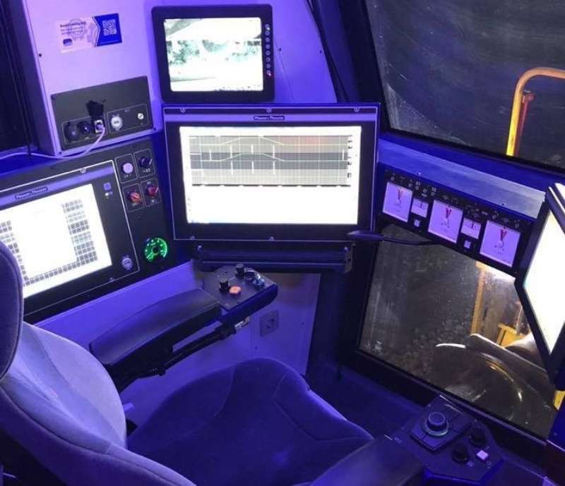 State-of-the-art equipment in the new cab with the touch screens of the automatic guiding computer SmartALC, the DRP recorder and the control and operating elements for the levelling and lining equipment.