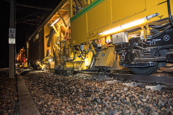 Placing ballast: the Unimat 09-475/4S N-Dynamic all-in-one maintenance machine in operation.