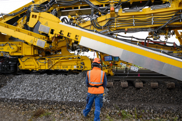 The ballasting process employs cameras and external displays, ensuring that the operating staff works outside the danger zone. The operating staff controls a variety of processes remotely.