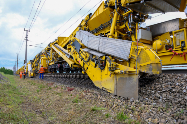 The turnout can be maintained in one single pass: after removing the shoulders, ballast is removed from under the sleepers over a variable width.