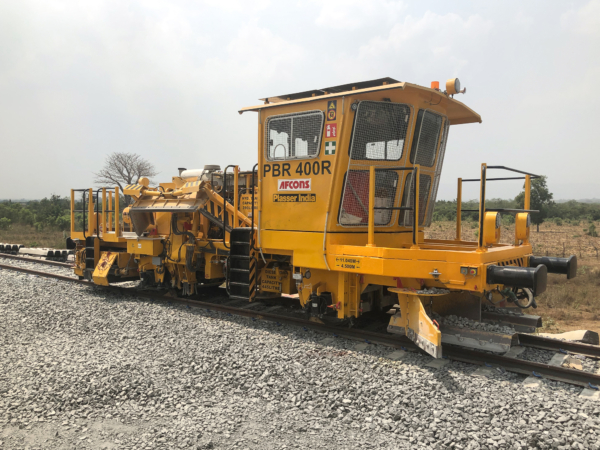 The front plough and the shoulder ploughs are important features of the PBR 400 R ballast distributing and profiling machine.