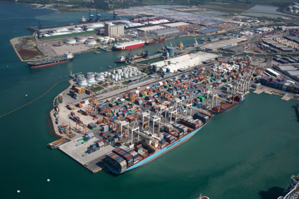 Container, Autos, Massen- und Stückgüter – der Hafen Koper ist breit aufgestellt, überall liegen Bahngleise. © Luka Koper