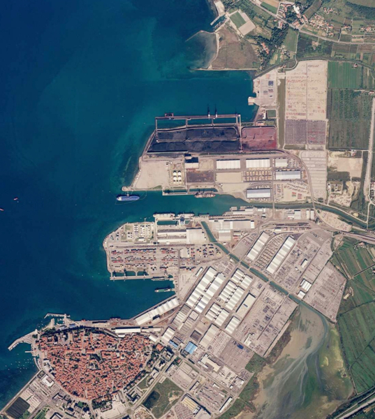 Das Wachstums des Hafens Koper von der Altstadt (links unten) bis zum neuen RoRo-Terminal (rechts oben): Inzwischen liegen mehr Gleise. © Luka Koper