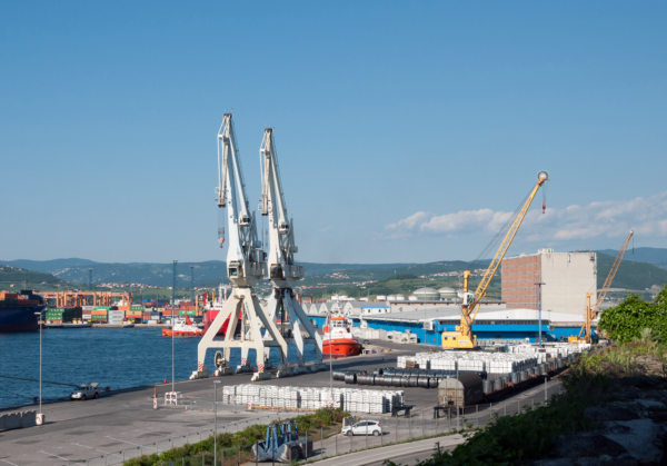 Auf den ersten Blick fällt es kaum auf, aber die Bahn ist im Hafen Koper allgegenwärtig. © Wikipedia/Pany Goff