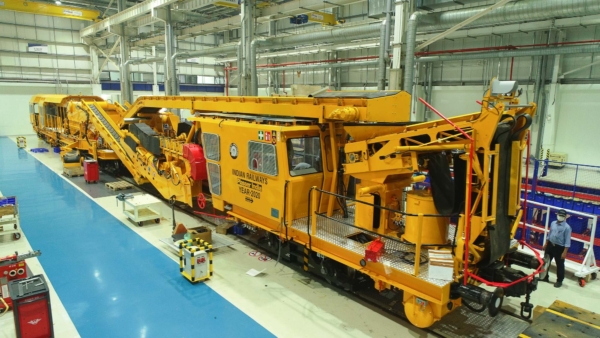 Im Werk Karjan läuft die Maschinenproduktion mit der hohen Präzision, Leistung und Zuverlässigkeit, für die Plasser & Theurer und Plasser India seit vielen Jahren stehen.