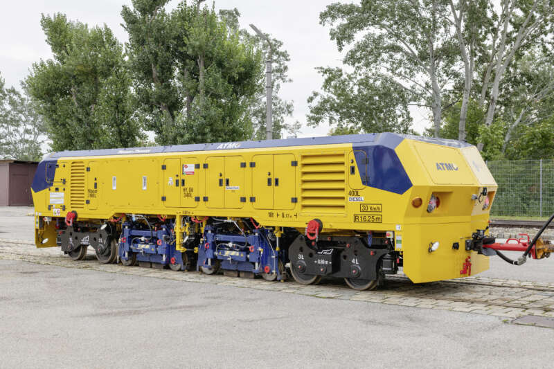 Plasser & Theurer ha desarrollado desde cero una máquina esmeriladora de carriles para redes de tranvía y de trenes ligeros - el ATMO.