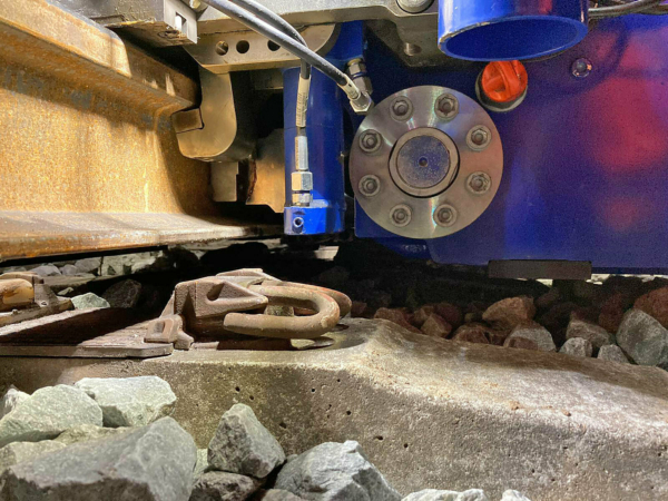 Thanks to the lifting clamps, the rails can be welded regardless of the type of track.