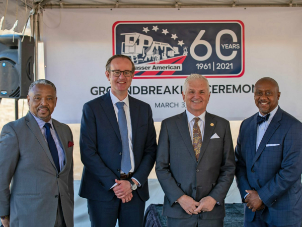 Em 3 de março de 2021, celebramos a cerimônia de inauguração da primeira fase de modernização e expansão da Plasser American em Chesapeake, Virgínia.