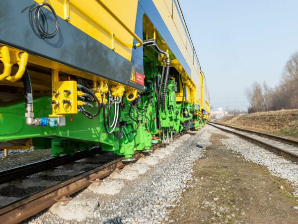 The 09-16 Dynamic tamping machine with an integrated Dynamic Track Stabiliser
