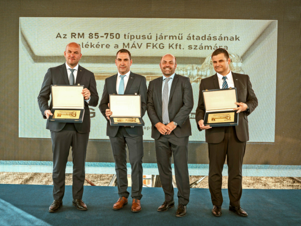 Thomas Schöpf, CSO of Plasser & Theurer (2nd from the right), presented the management of MÁV FKG with the symbolic handover keys at the company site in Jászkisér, Hungary.