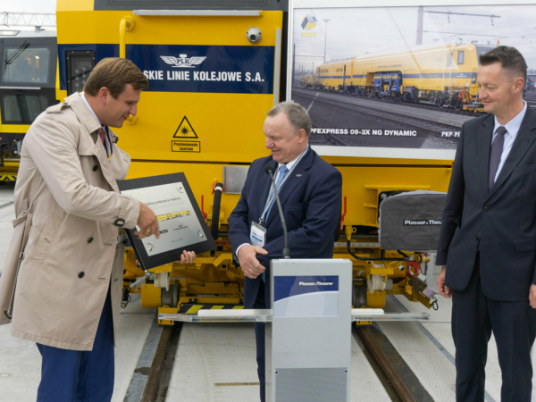 Im Rahmen der TRAKO übergab Johannes Max-Theurer, Geschäftsführer von Plasser & Theurer, zwei Maschinen an ihre neuen Besitzer.