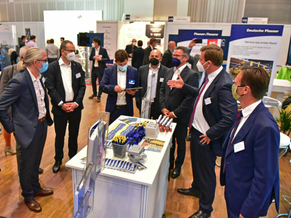 Johannes Max-Theurer detalla las ventajas de la tecnología E3 a una delegación de Deutsche Bahn AG en el estand de la exposición.