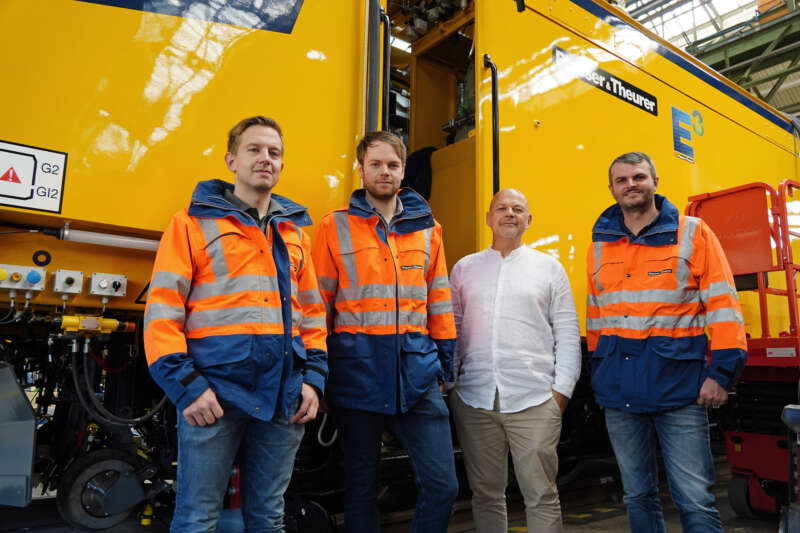 Stefan Krenn, Manuel Loizenbauer, Silvio Stoff y Andreas Hofer inspeccionan una máquina E³ en el taller de producción en Linz