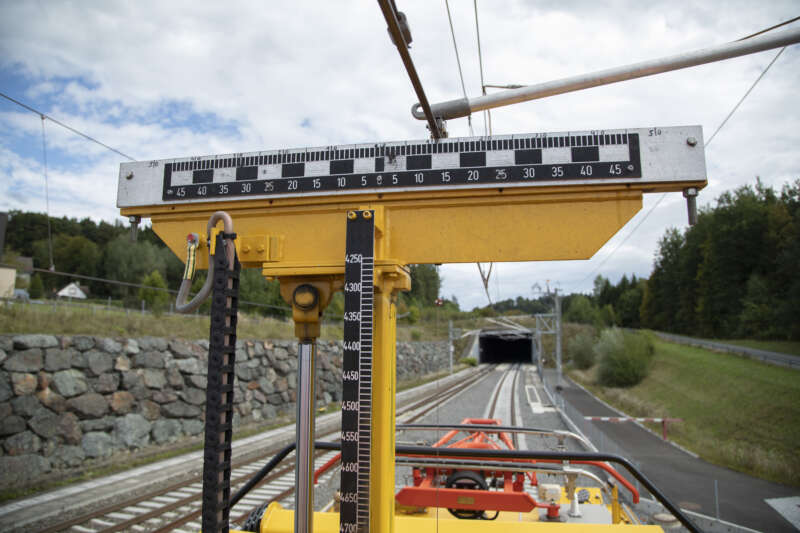 When assembling the overhead line, the tolerances in the vicinity of tunnel entrances and exits are within the millimetre range owing to the transition to overhead conductor rails and ballastless track.